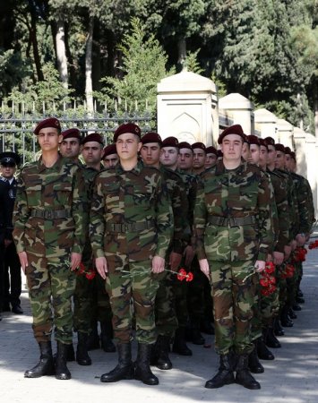 Əsgər Heydər Əliyev Prezident Heydər Əliyevin məzarını ziyarət etdi