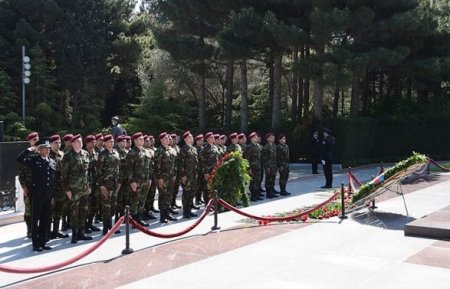 Əsgər Heydər Əliyev Prezident Heydər Əliyevin məzarını ziyarət etdi