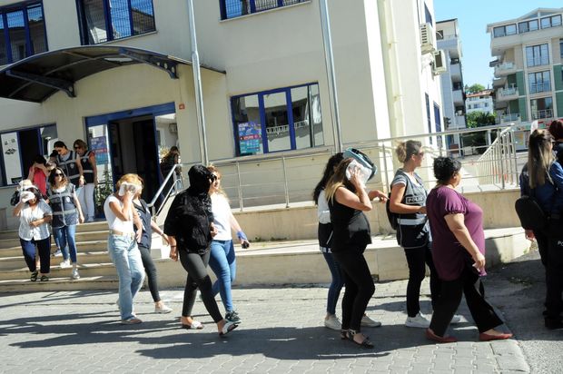 Türkiyədə 14 azərbaycanlı fahişə həbs olundu Türkiyədə 14 azərbaycanlı fahişə həbs olundu