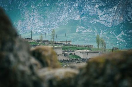Sistem adlarına iki avtomobil göstərir, özlərinin minməyə eşşəyi də yoxdur