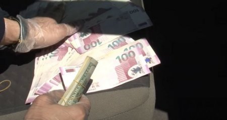 DTX-nin həbs etdiyi nazir müavini və xidmət rəisinin ələ keçirdiyi pulların görüntüləri