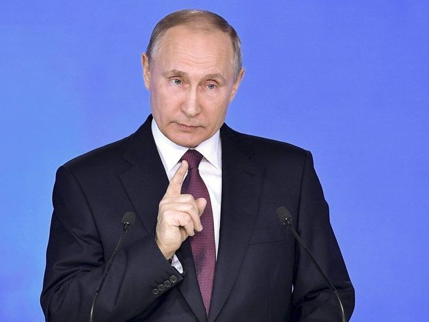 Putin tərcüməçiyə “quldur” dedi