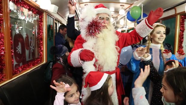 Bakı metrosunda Yeni il şənliyi