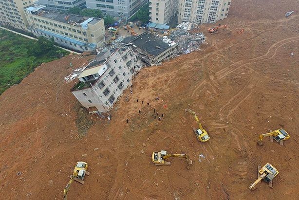İndoneziyada evlər torpaq altında qaldı, ölənlər var