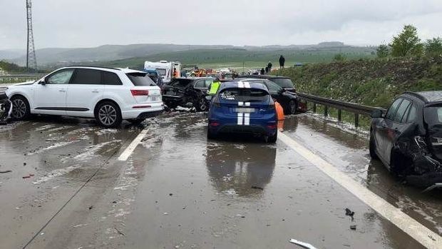 Almaniyada 50 avtomobil toqquşub, çoxlu sayda yaralı var Almaniyada 50 avtomobil toqquşub, çoxlu sayda yaralı var