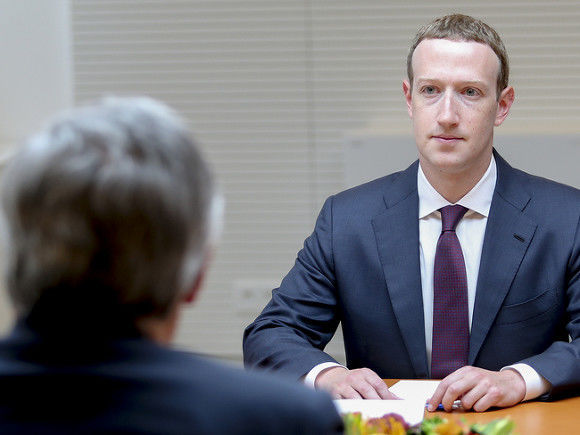 Zukerberqi “Facebook”dan uzaqlaşdırmaq istəyirlər